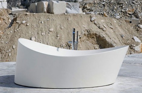 Circular bathtub Dune by Antonio Lupi doesn't look round