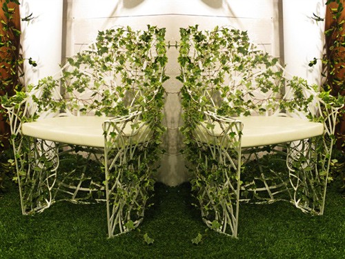 garden-furniture-set-overrun-plants-Radici-decastelli-celato-3.jpg