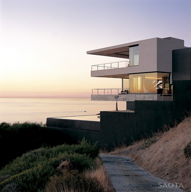 contemporary-coastal-house-for-family-living-entertaining-views-1.jpg
