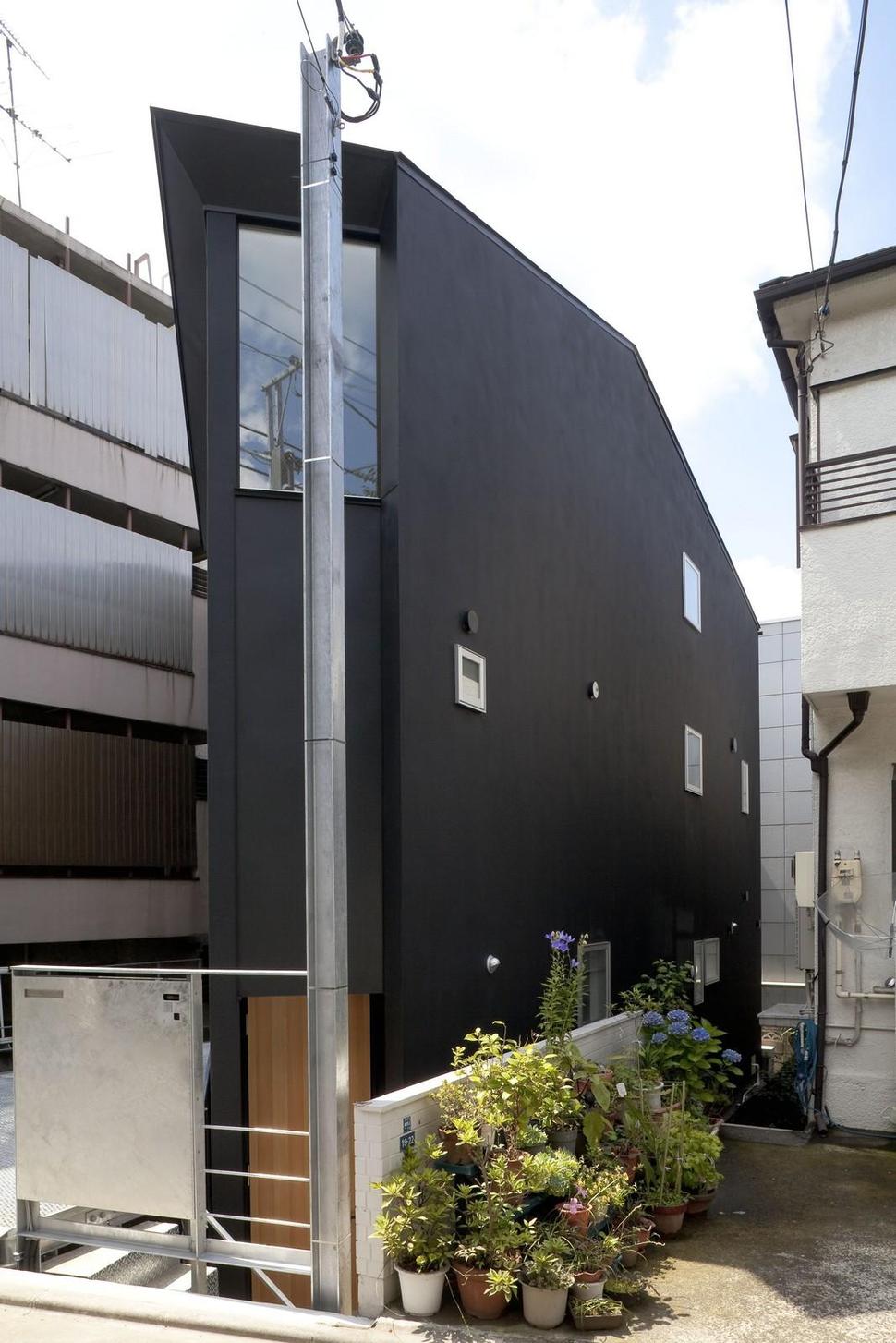 Extremely Narrow House | Modern House Designs