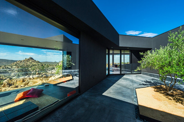 modern-desert-home-courtyard-pool-views-1-courtyard.jpg