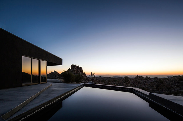 modern-desert-home-courtyard-pool-views-19-sunset.jpg