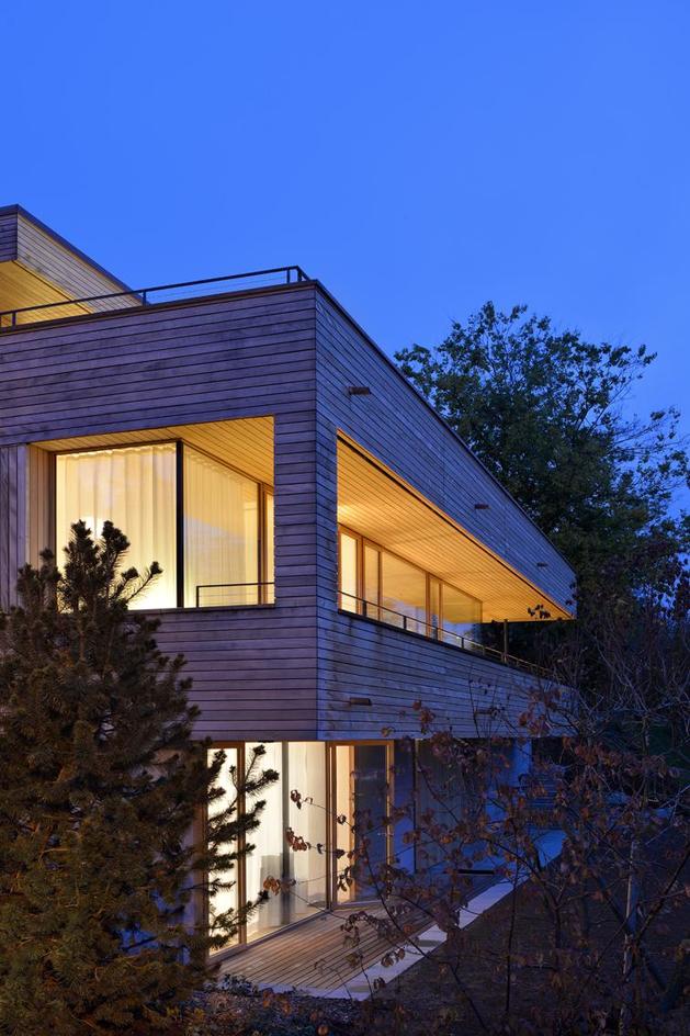 sustainable-geometric-house-rooftop-terrace-13-lower-room.jpg