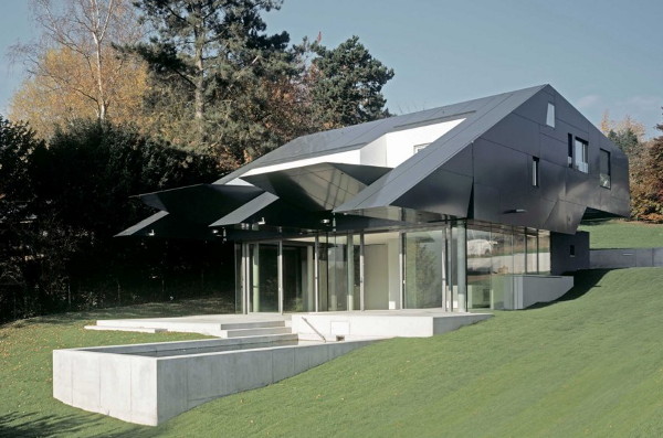 Futuristic Spaceship-Inspired House Combines Technology and Nature ...