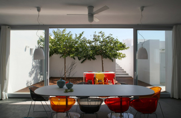 greek-luxury-villa-brings-indoors-outdoors-3.jpg