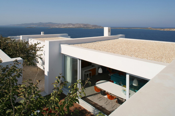 greek-luxury-villa-brings-indoors-outdoors-5.jpg