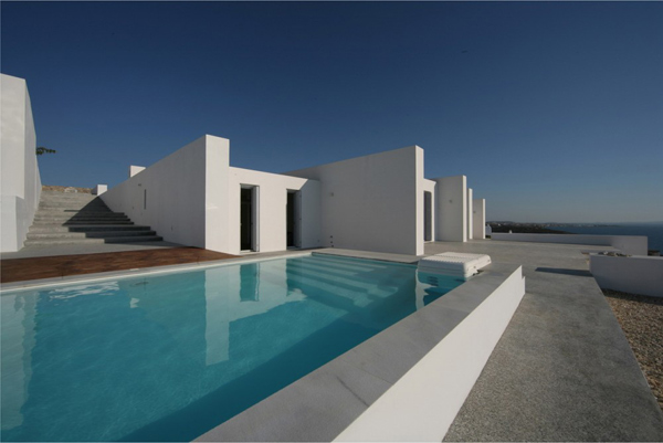 greek-luxury-villa-brings-indoors-outdoors-7.jpg