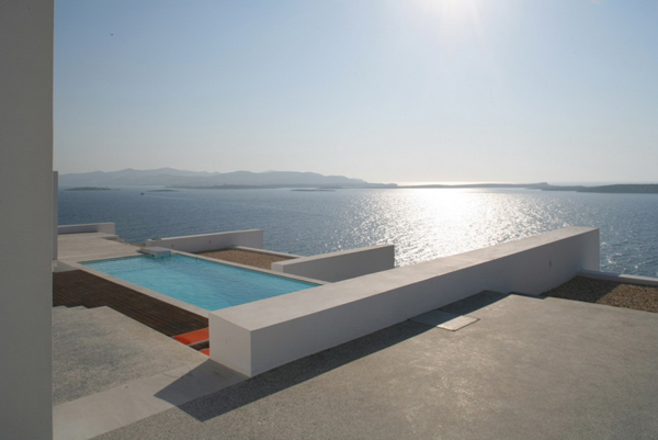 greek-luxury-villa-brings-indoors-outdoors-8.jpg