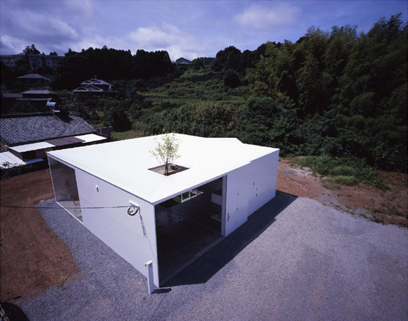 Japanese Minimalist Architecture meets Nature in the interior