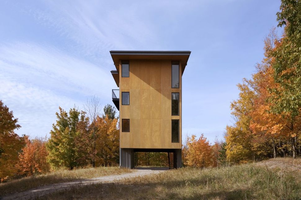 4-Storey Tall House Reaches Above the Forest to See the Lake | Modern