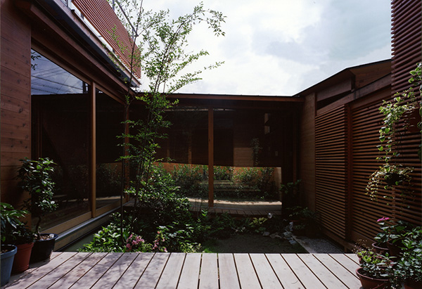 Japanese Wooden Houses: courtyard, multi-level decks and a loft