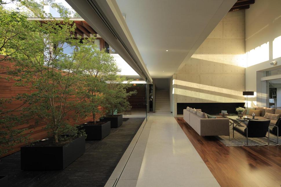 casa-siete-opens-wide-front-back-false-façade-10-living.jpg