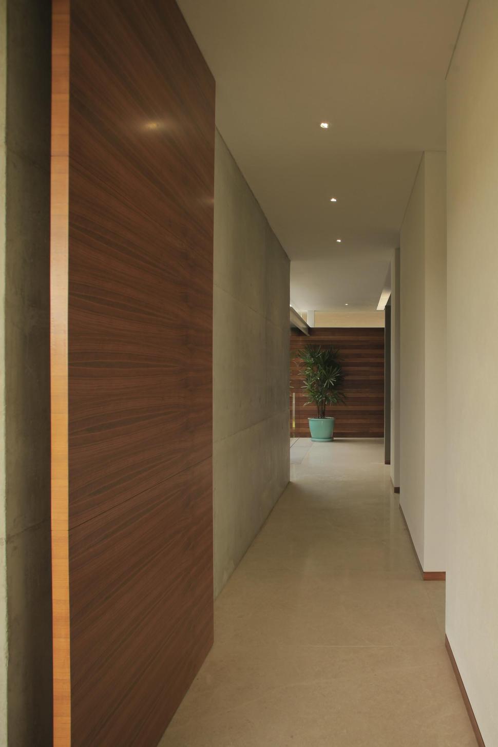 casa-siete-opens-wide-front-back-false-façade-15-corridor.jpg