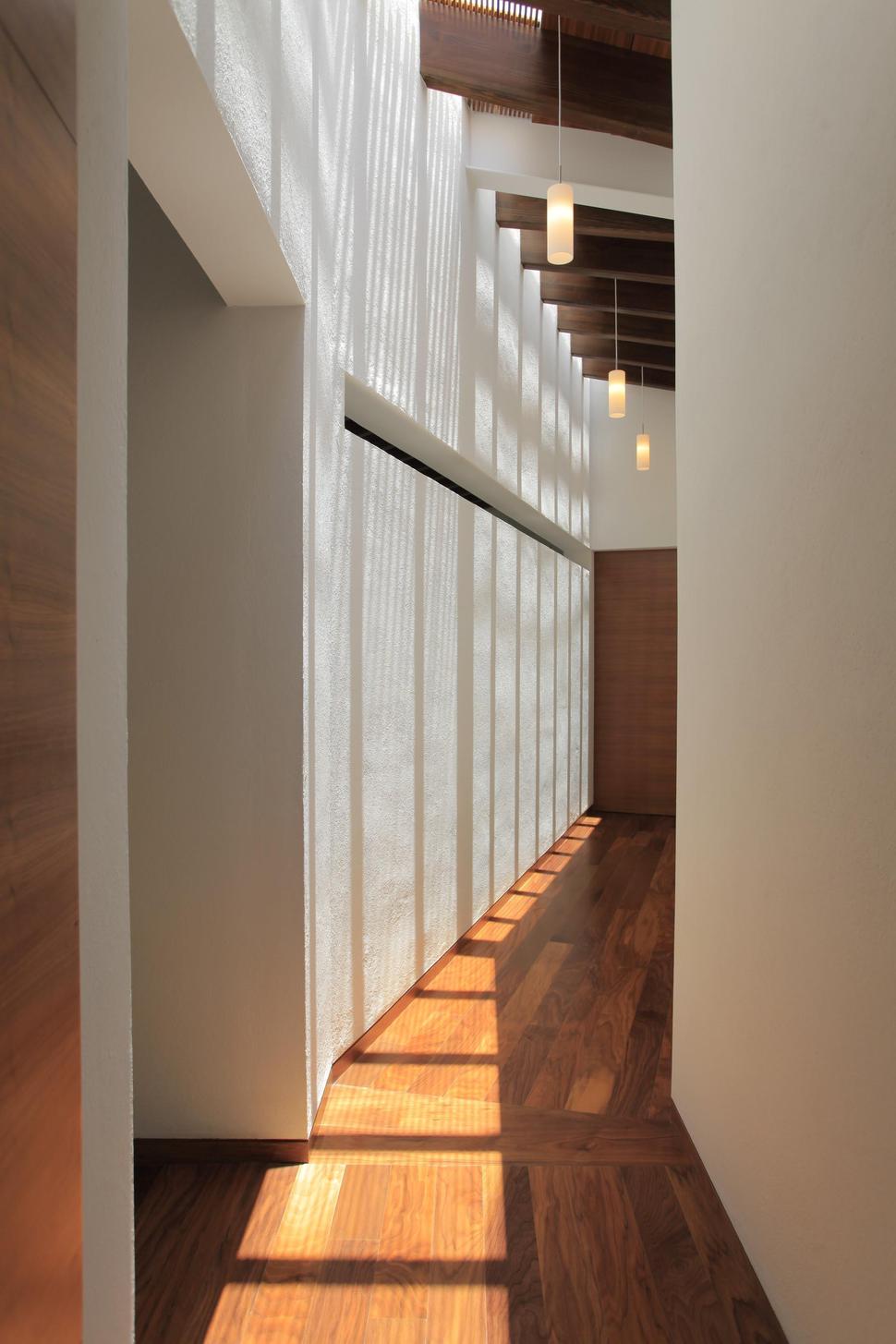 casa-siete-opens-wide-front-back-false-façade-17-.upstairs.jpg