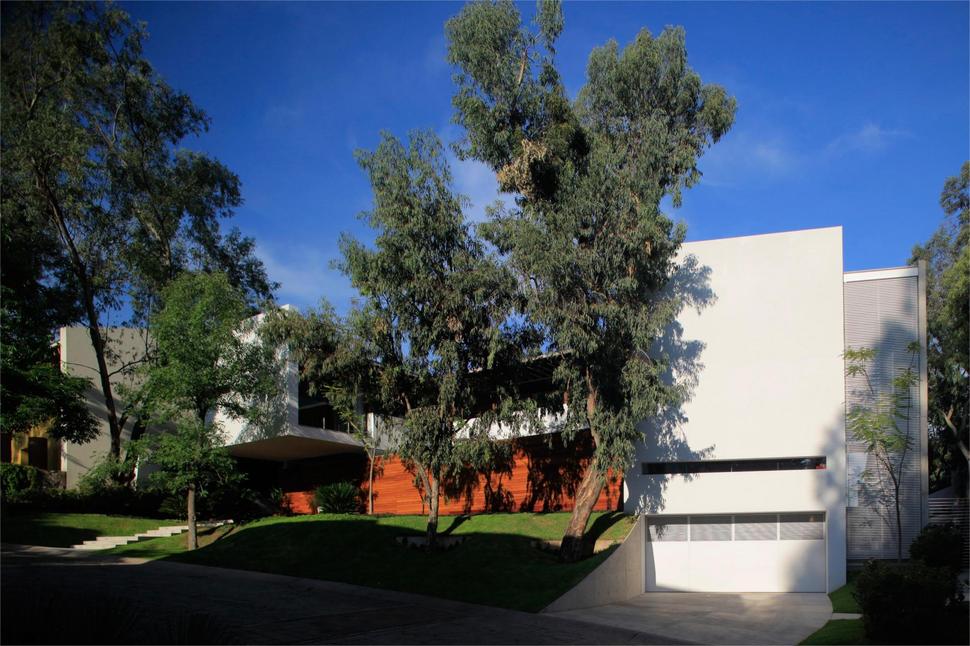 casa-siete-opens-wide-front-back-false-façade-2-façade.jpg
