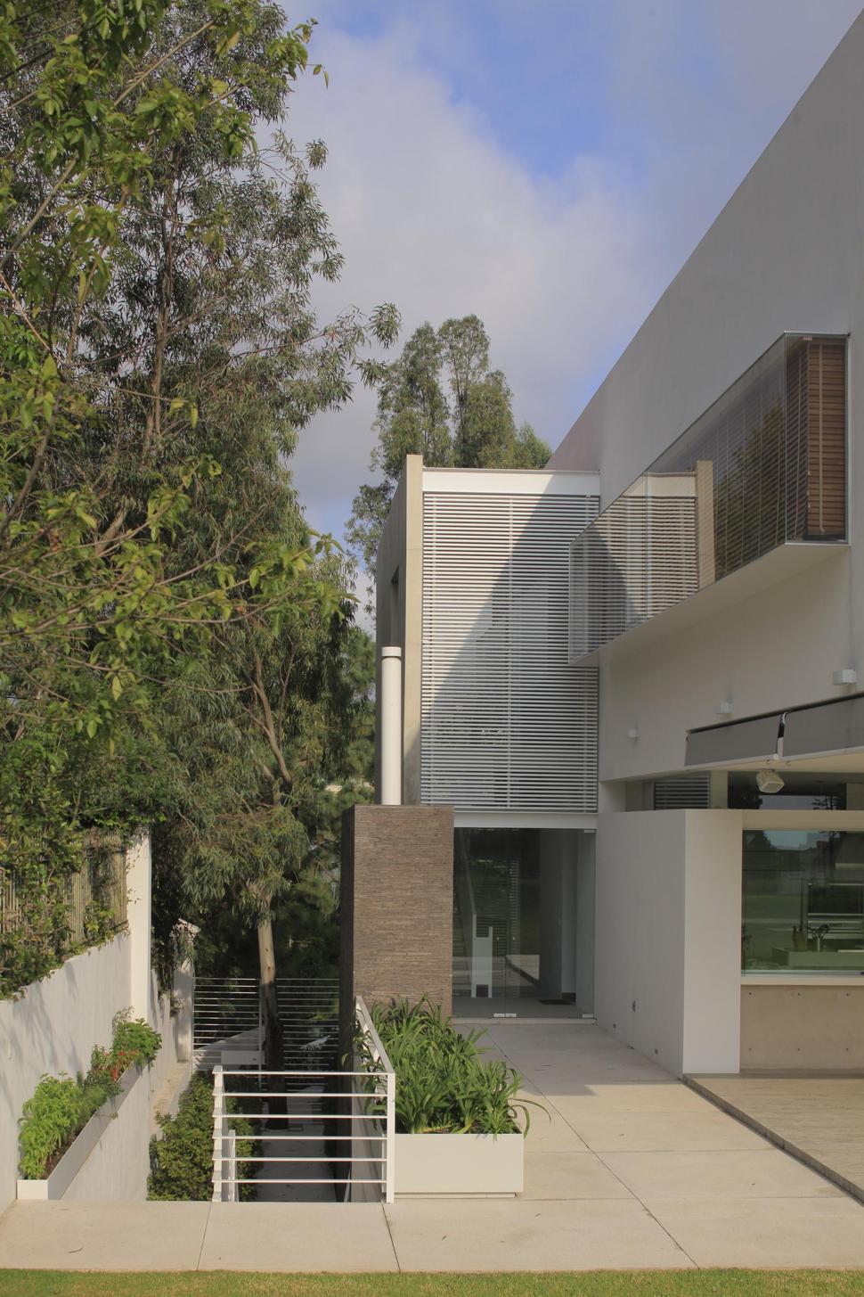 casa-siete-opens-wide-front-back-false-façade-24-façade-side.jpg