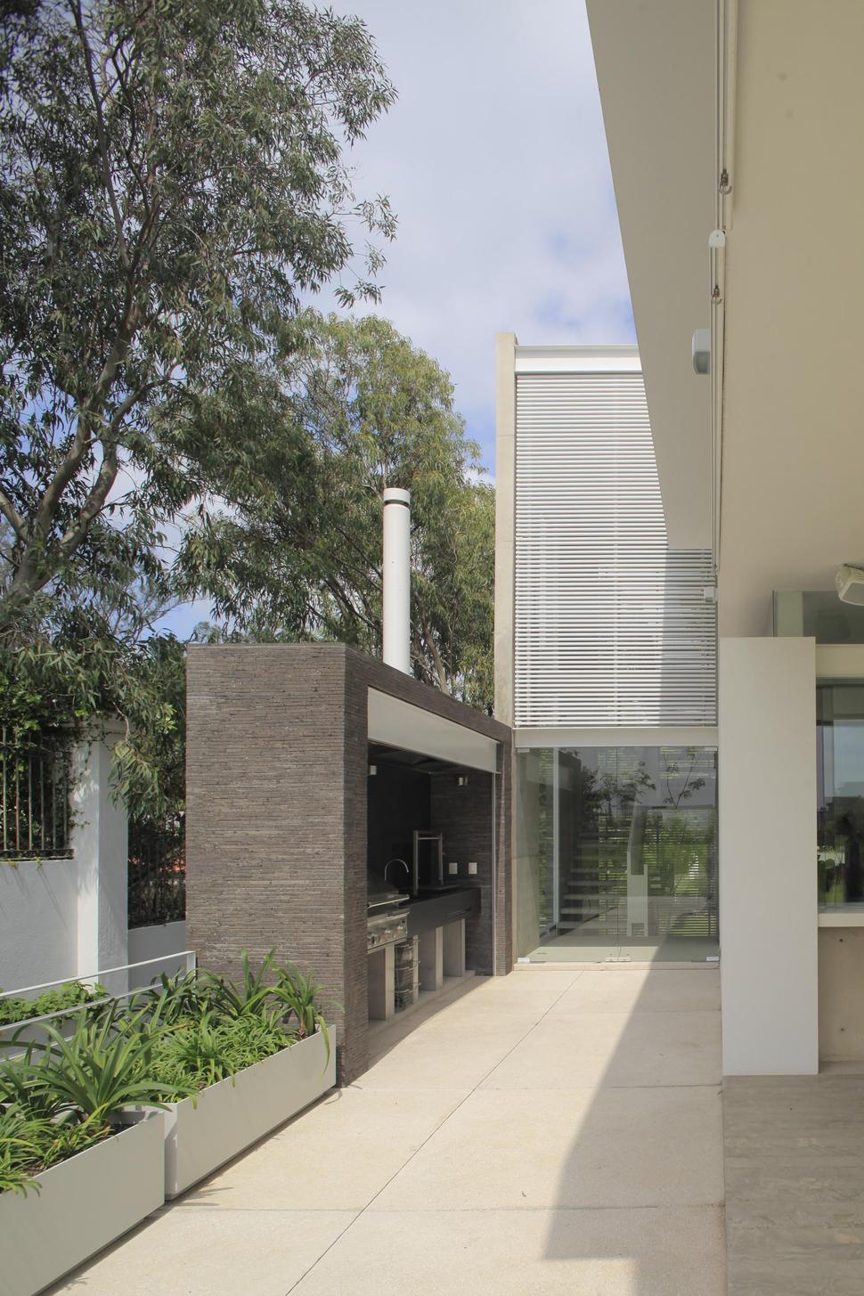 casa-siete-opens-wide-front-back-false-façade-25-barbeque.jpg