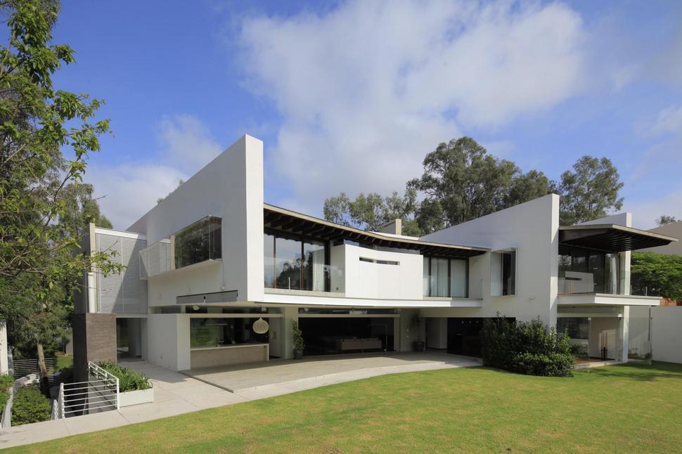 casa-siete-opens-wide-front-back-false-façade-26-backyard.jpg