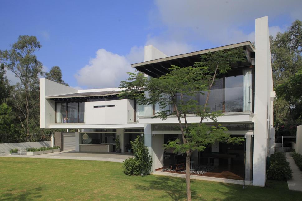 casa-siete-opens-wide-front-back-false-façade-27-backyard.jpg