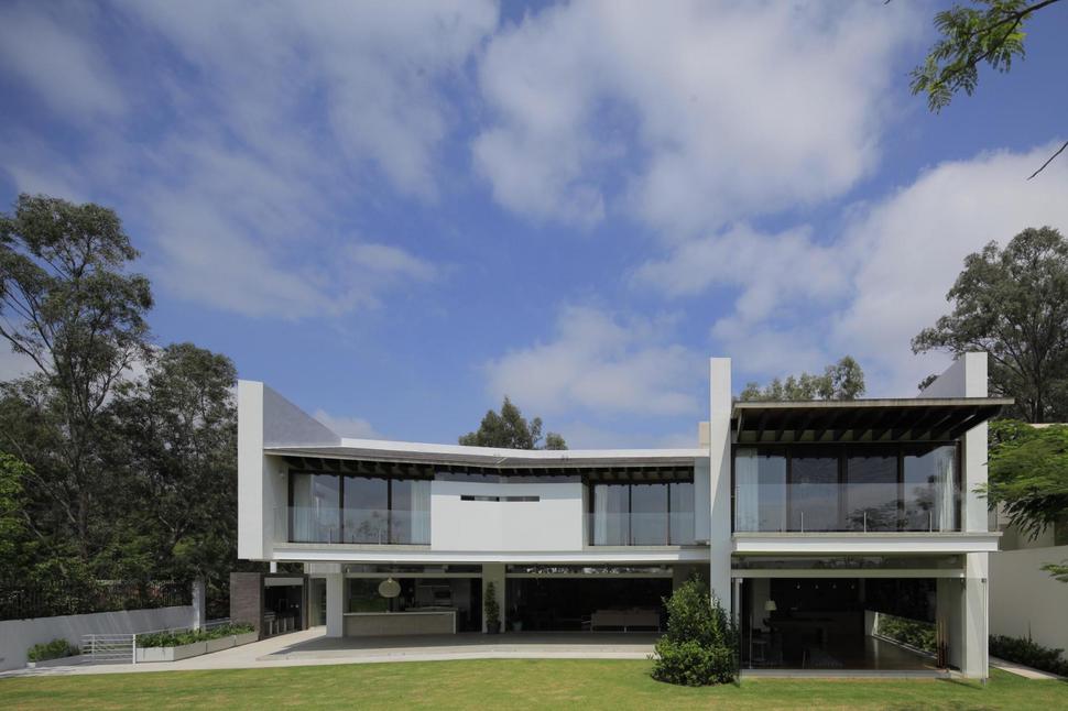 casa-siete-opens-wide-front-back-false-façade-28-backyard.jpg