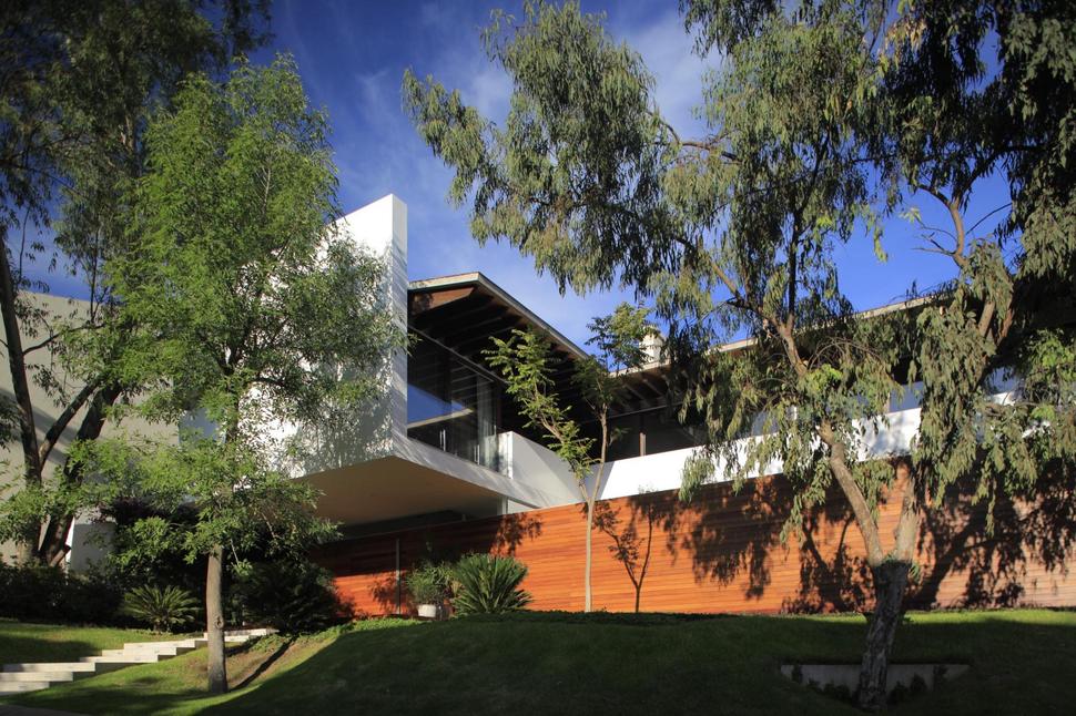 casa-siete-opens-wide-front-back-false-façade-3-façade.jpg