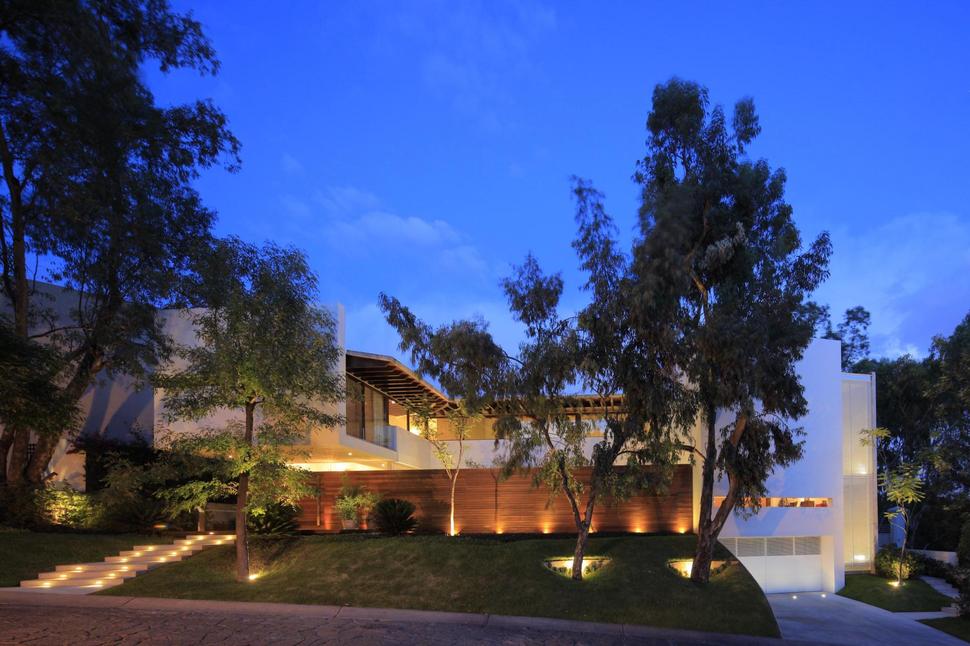 casa-siete-opens-wide-front-back-false-façade-30-façade-evening.jpg