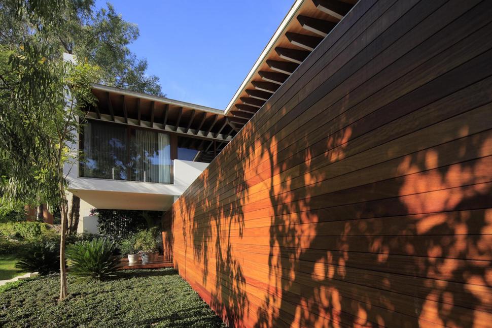 casa-siete-opens-wide-front-back-false-façade-4-privacy-wall.jpg
