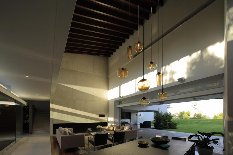 casa-siete-opens-wide-front-back-false-façade-9-living.jpg