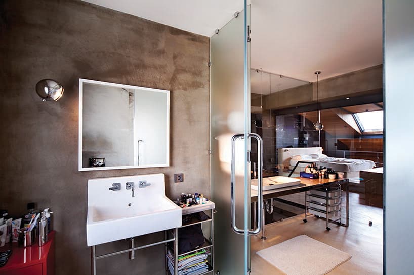 modern-bachelor-pad-with-open-interior-made-for-one-9.jpg